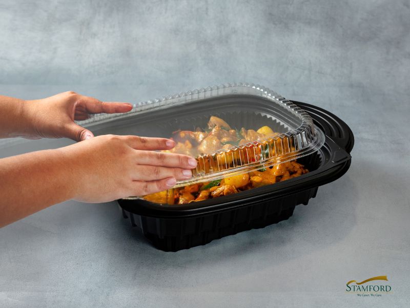 Step 3: Securing the lid to trap the steam and heat the food steadily